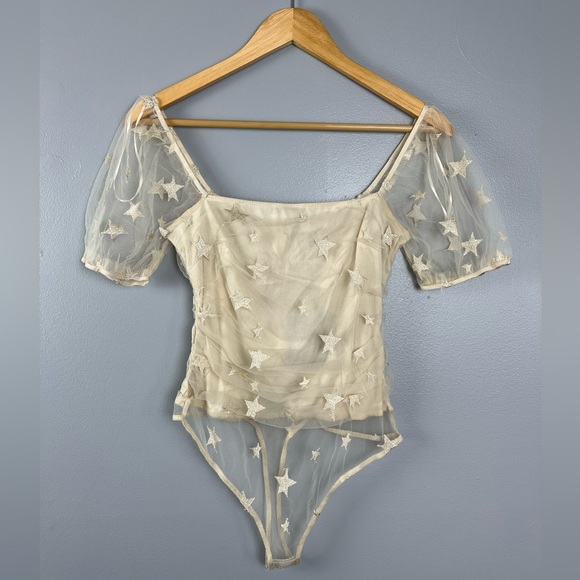 Le Lis Puff Sleeve Gold Star Bodysuit - Picture 2 of 9